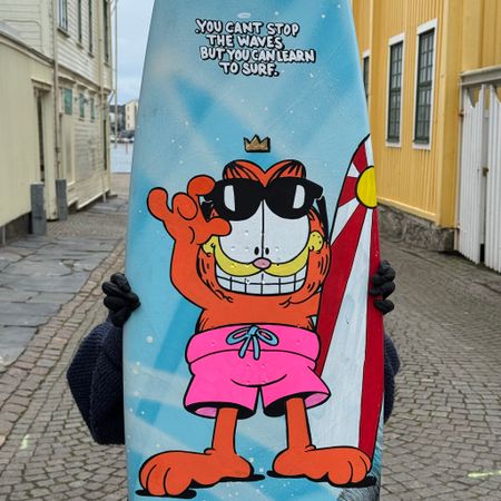 "Learn to Surf" av Mike Blomqvist, sprayfärg och akryl på surfbräda, 176x42 cm.