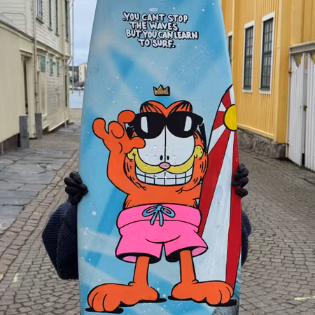 "Learn to Surf" av Mike Blomqvist, sprayfärg och akryl på surfbräda, 176x42 cm.