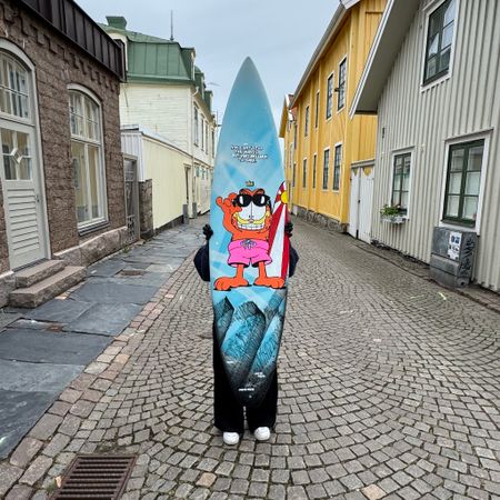 "Learn to Surf" av Mike Blomqvist, sprayfärg och akryl på surfbräda, 176x42 cm.