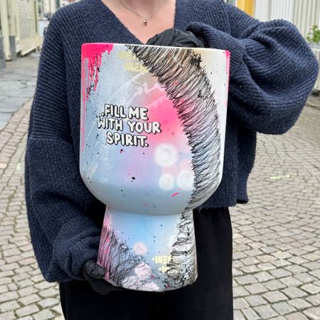 "Fill Me With Your Spirit" av Mike Blomqvist, handmålad vas, höjd 41 cm.