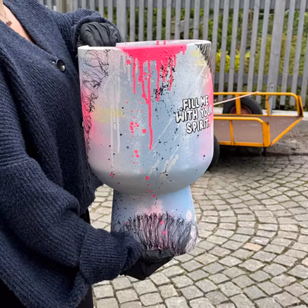 "Fill Me With Your Spirit" av Mike Blomqvist, handmålad vas, höjd 41 cm.