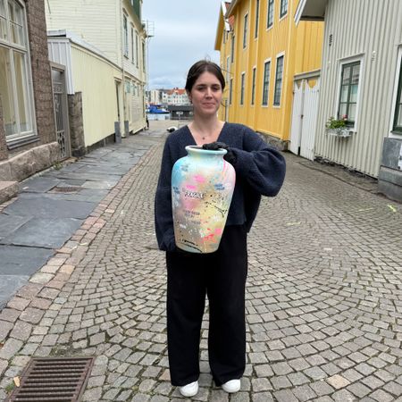 "Fragile" av Mike Blomqvist, handmålad vas, höjd 44 cm.