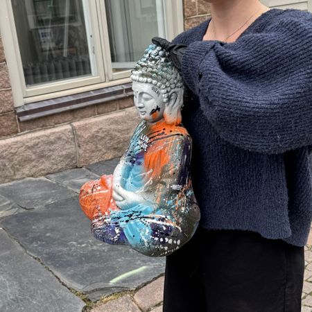 "Look Inside" av Mike Blomqvist, sprayfärg och akryl på statyett, höjd 43 cm.