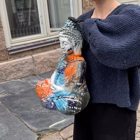 "Look Inside" av Mike Blomqvist, sprayfärg och akryl på statyett, höjd 43 cm.