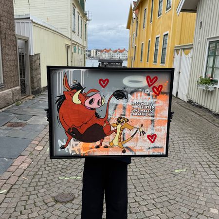 "Love makes you family" av Mike Blomqvist, blandteknik med sprayfärg och akryl på duk med målad träram, 64x84 cm.