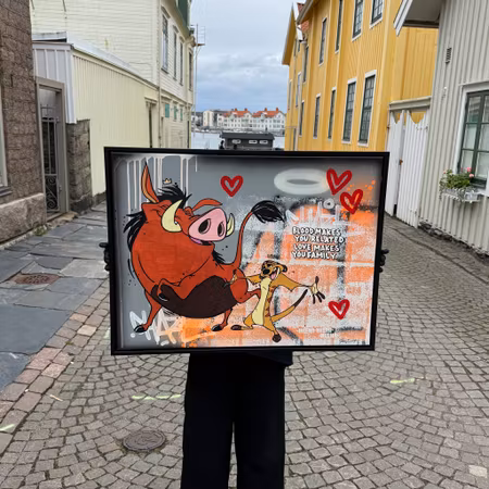 "Love makes you family" av Mike Blomqvist, blandteknik med sprayfärg och akryl på duk med målad träram, 64x84 cm.
