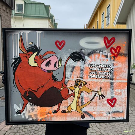 "Love makes you family" av Mike Blomqvist, blandteknik med sprayfärg och akryl på duk med målad träram, 64x84 cm.