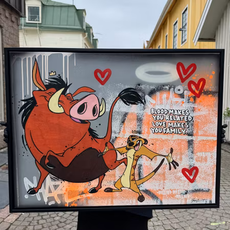 "Love makes you family" av Mike Blomqvist, blandteknik med sprayfärg och akryl på duk med målad träram, 64x84 cm.