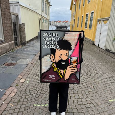 "The recipe" av Mike Blomqvist, blandteknik med sprayfärg och akryl på duk med målad träram, 64x84 cm.
