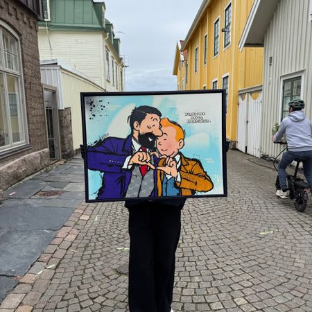 "Teamwork makes dreamwork" av Mike Blomqvist, blandteknik med sprayfärg och akryl på duk med målad träram, 64x84 cm.