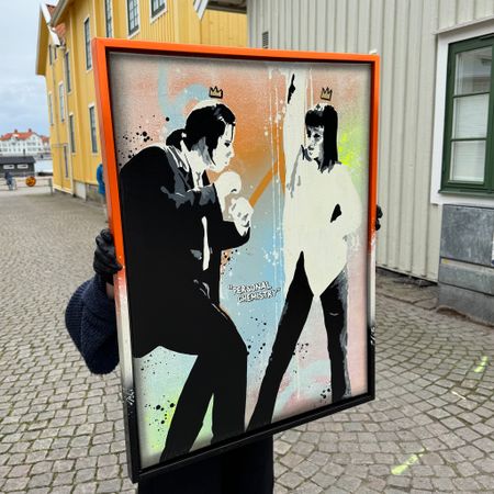 "Personal Chemistry" av Mike Blomqvist, blandteknik med sprayfärg och akryl på duk med målad träram, 64x84 cm.