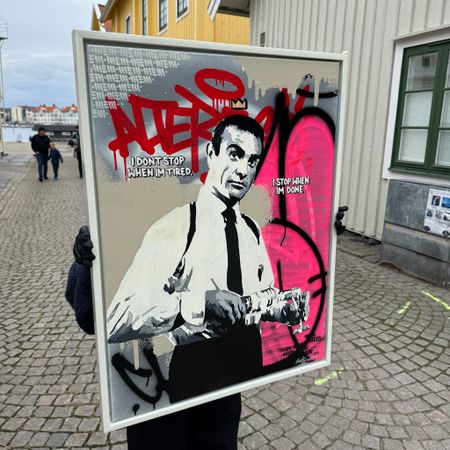"I stop when I'm done" av Mike Blomqvist, blandteknik med sprayfärg och akryl på duk med målad träram, 64x84 cm.