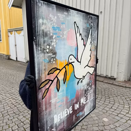 "Believe in me" av Mike Blomqvist, blandteknik med sprayfärg och akryl på duk med målad träram, 84x104 cm.