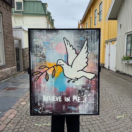 "Believe in me" av Mike Blomqvist, blandteknik med sprayfärg och akryl på duk med målad träram, 84x104 cm.