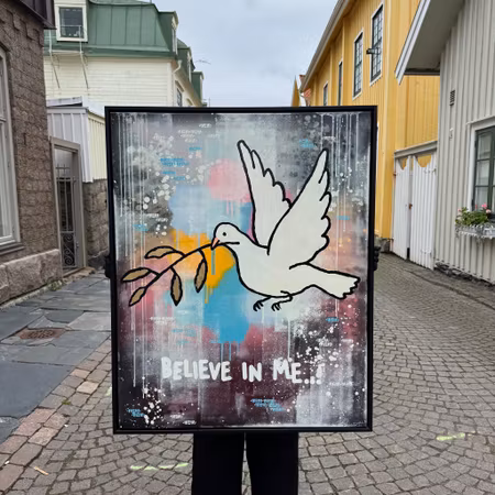 "Believe in me" av Mike Blomqvist, blandteknik med sprayfärg och akryl på duk med målad träram, 84x104 cm.