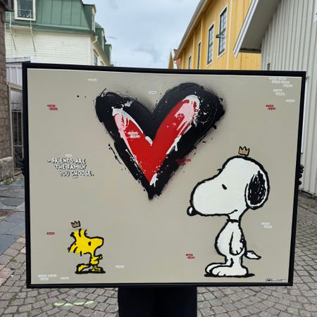 "The family you choose" av Mike Blomqvist, blandteknik med sprayfärg och akryl på duk med målad träram, 84x104 cm.