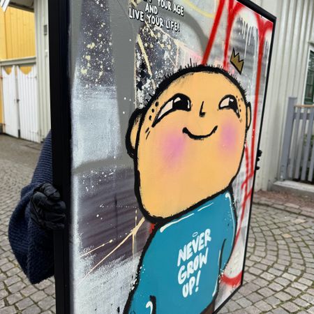 "Never grow up!" av Mike Blomqvist, blandteknik med sprayfärg och akryl på duk med målad träram, 84x104 cm.