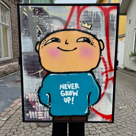"Never grow up!" av Mike Blomqvist, blandteknik med sprayfärg och akryl på duk med målad träram, 84x104 cm.