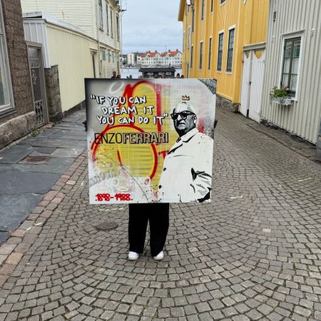 "If You Can Dream It, You Can Do It – Enzo Ferrari" av Mike Blomqvist, blandteknik med sprayfärg och akryl på duk med målad träram, 100x100 cm.