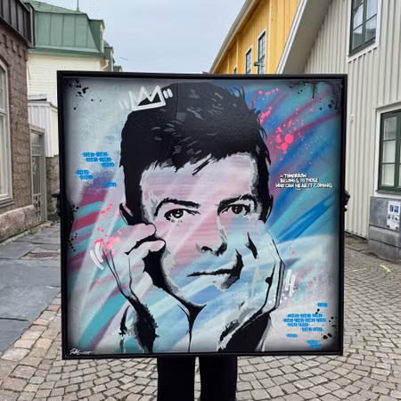 "Tomorrow Belongs to Those Who Can Hear It Coming" av Mike Blomqvist, blandteknik med sprayfärg och akryl på duk, 104x104 cm.