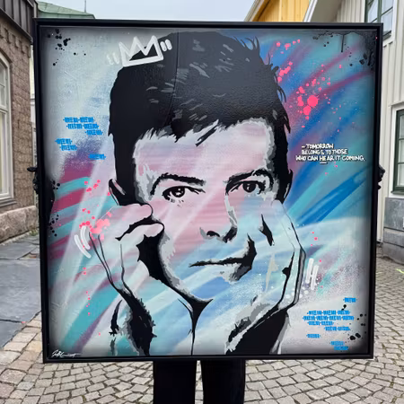 "Tomorrow Belongs to Those Who Can Hear It Coming" av Mike Blomqvist, blandteknik med sprayfärg och akryl på duk, 104x104 cm.