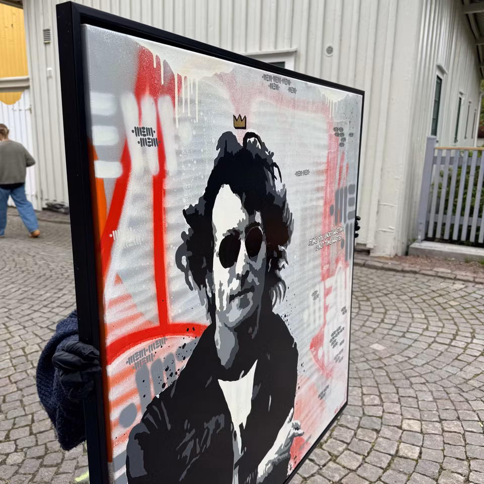 "Time You Enjoy Wasting Is Not Time Wasted" av Mike Blomqvist, blandteknik med sprayfärg och akryl på duk, 104x104 cm.