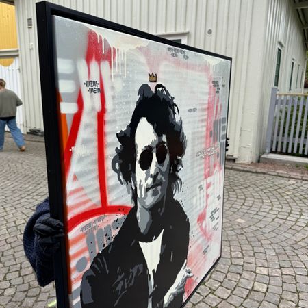 "Time You Enjoy Wasting Is Not Time Wasted" av Mike Blomqvist, blandteknik med sprayfärg och akryl på duk, 104x104 cm.