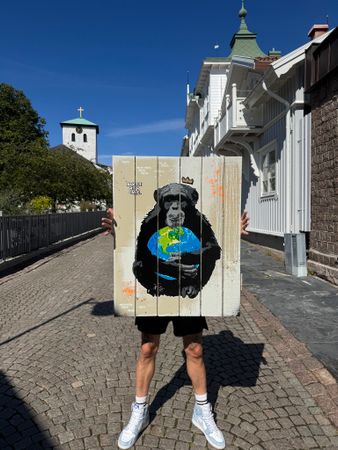 "Handle With Care" av Mike Blomqvist, sprayfärg och akryl på träpanel, 76x96 cm.