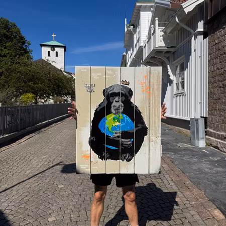 "Handle With Care" av Mike Blomqvist, sprayfärg och akryl på träpanel, 76x96 cm.