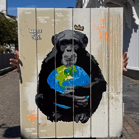"Handle With Care" av Mike Blomqvist, sprayfärg och akryl på träpanel, 76x96 cm.