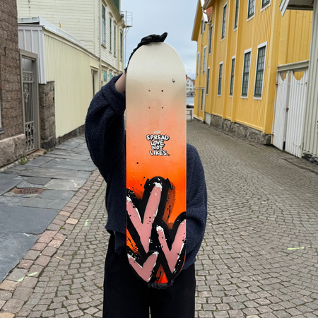 Spread love not likes, blandteknik på skateboard av Mike Blomqvist, 80x20 cm