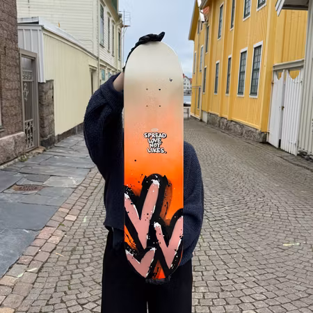 "Spread love not likes", blandteknik på skateboard av Mike Blomqvist, 80x20 cm