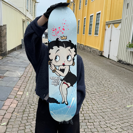 Badass boss babe!, Blandteknik på skateboard av Mike Blomqvist, 80x20 cm