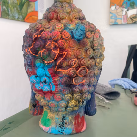 "Listen to your heart", Skulptur av Hanna Ekegren, Höjd 34 cm