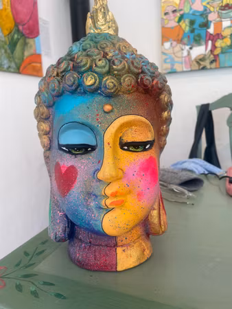"Listen to your heart", Skulptur av Hanna Ekegren, Höjd 34 cm