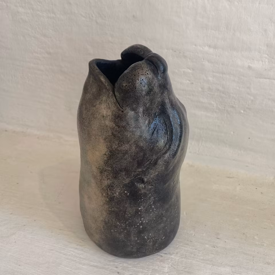 'Seal I', Skulptur i stengods av Helena Sandgathe, Höjd 24 cm
