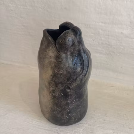 'Seal I', Skulptur i stengods av Helena Sandgathe, Höjd 24 cm