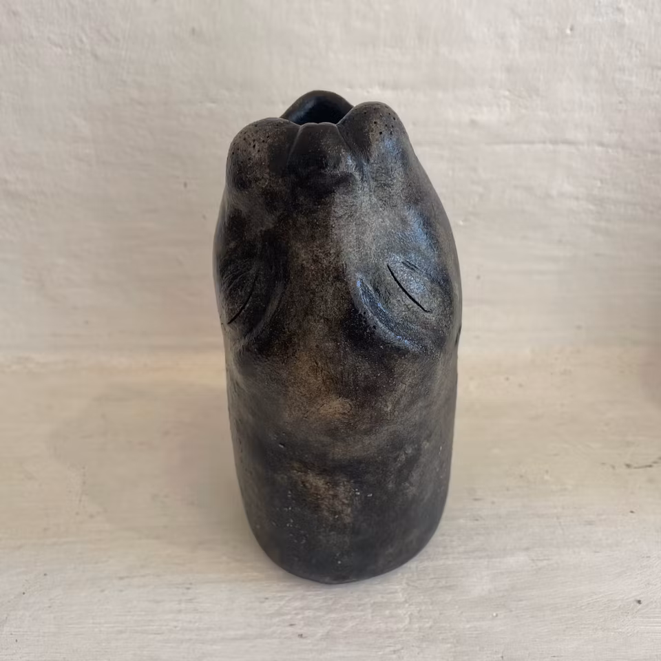 'Seal I', Skulptur i stengods av Helena Sandgathe, Höjd 24 cm
