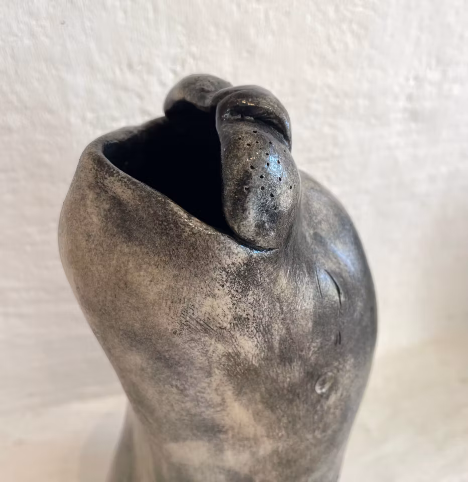 'Seal II', Skulptur i stengods av Helena Sandgathe, Höjd 23 cm