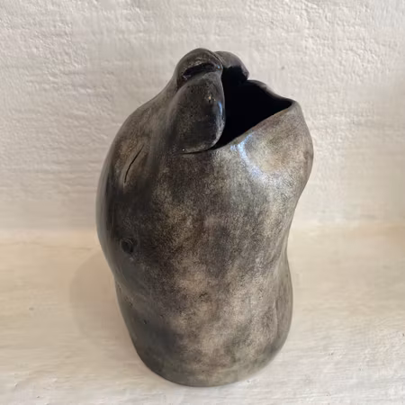 'Seal III', Skulptur i stengods av Helena Sandgathe, Höjd 29 cm