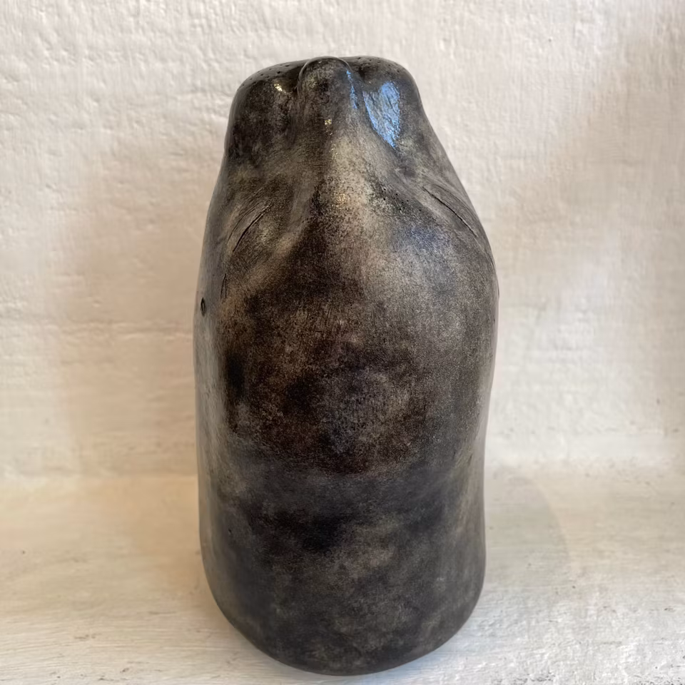 'Seal IV', Skulptur i stengods av Helena Sandgathe, Höjd 20 cm