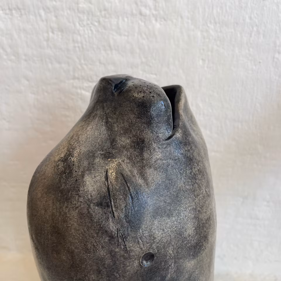 'Seal IV', Skulptur i stengods av Helena Sandgathe, Höjd 20 cm