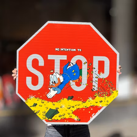 "No intention to stop", Blandteknik på gatuskylt av Mike Blomqvist, 72x72 cm