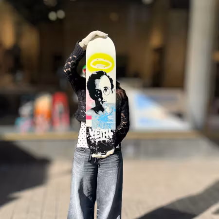 "Keith", Blandteknik på skateboard av Mike Blomqvist, 80x20 cm