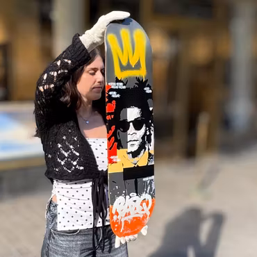 "Basquiat", Blandteknik på skateboard av Mike Blomqvist, 80x20 cm