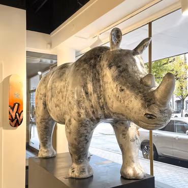 "Bob", skulptur i glasfiber av Vincent Edmond Louis, h. ca 135 cm