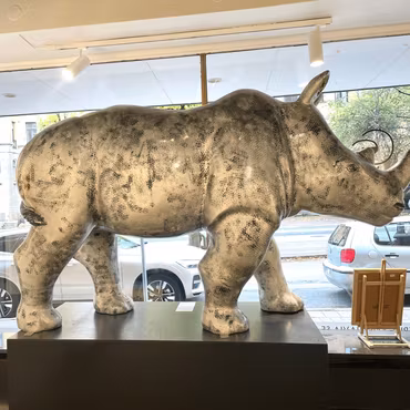 "Bob", skulptur i glasfiber av Vincent Edmond Louis, h. ca 135 cm