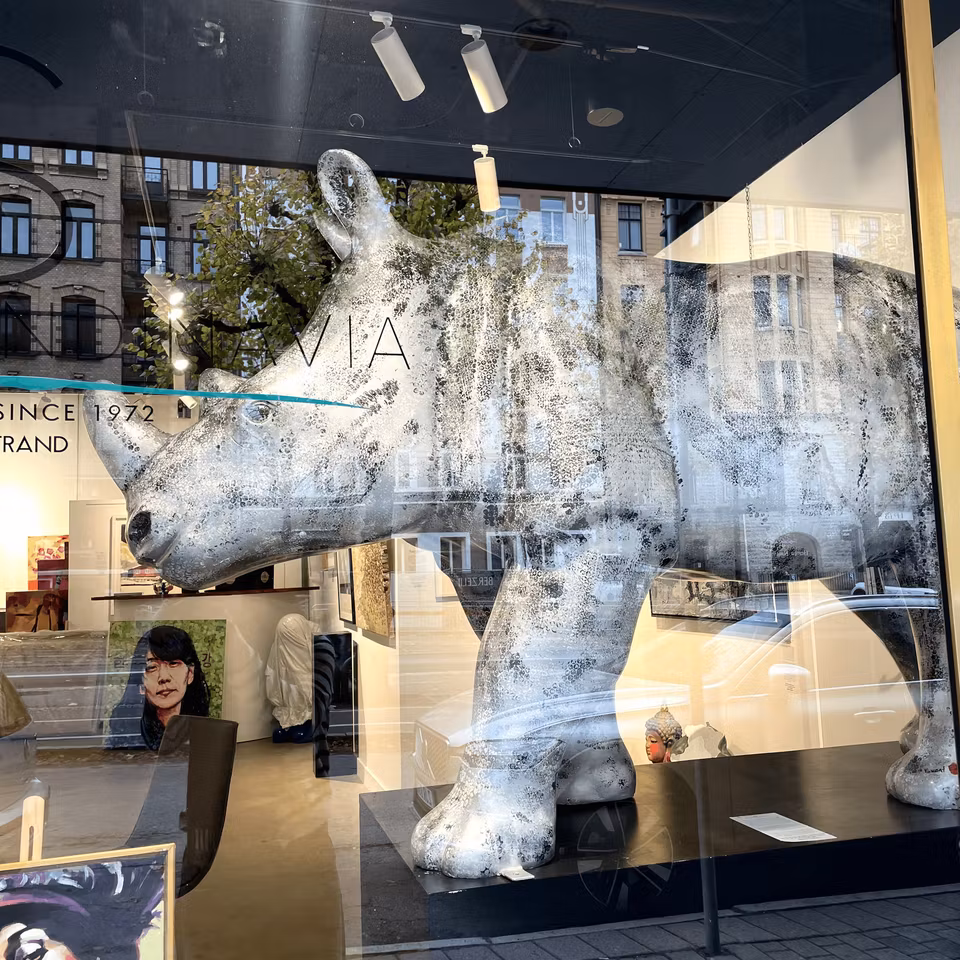 "Bob", skulptur i glasfiber av Vincent Edmond Louis, h. ca 135 cm