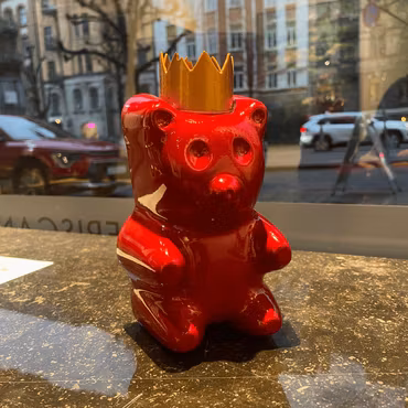 Candy King Ruby, Skulptur, gjuten, handmålad av Adam Ström. 18 x 12 cm. Del av serien Candy King