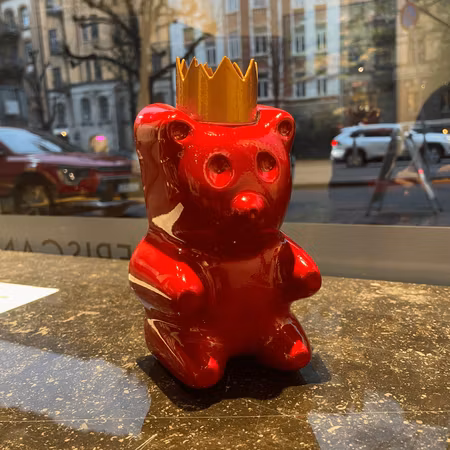 Candy King Ruby, Skulptur, gjuten, handmålad av Adam Ström. 18 x 12 cm. Del av serien Candy King